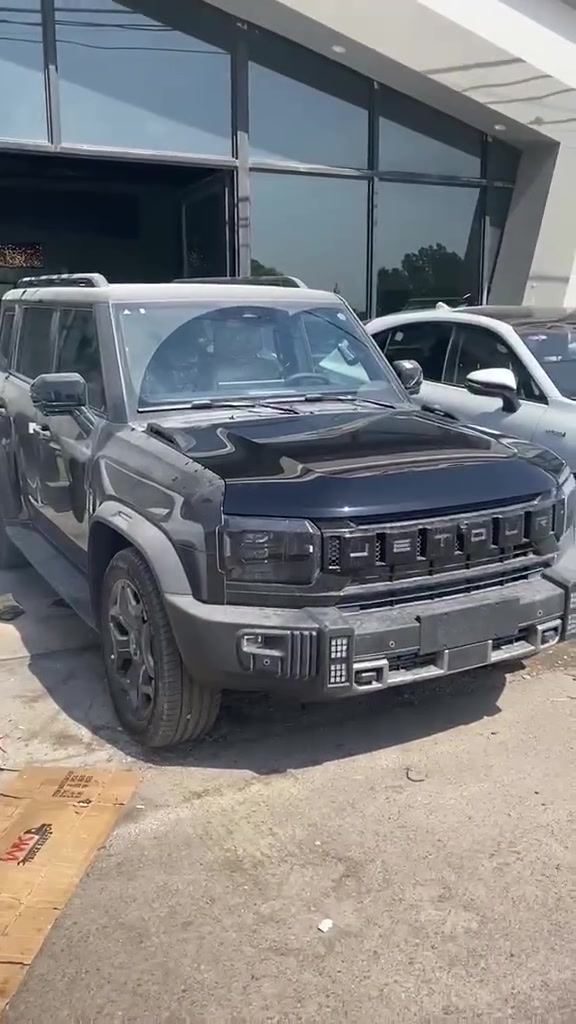 جیتور T2 LUXURY
المحرك: 4 أسطوانات L2.0 تيربو 254 حصان
ناقل الحركة: DCT اوتوماتيكي من 7 سرعات
نظام دفع رباعي متطور من BorgWarner
العداد: صفر كيلو متر
استهلاك الوقود: 8.8 لتر لكل 100 كم
الضمان الأساسي: 6 سنوات وعداد كيلومترات مفتوح
ضمان المحرك : 10 سنوات او 1,000,000 كم
المواصفات
* إطارات قياس 20 إنچ
* فتحة سقف بانوراما
* 6 وسائد هوائية
* كاميرات محيطية 540 درجة
* شاشة التحكم بقياس 15.6 إنچ
* شاشة القيادة بقياس 10.25 إنچ
* نظام أبل كاربلاي وأندرويد أوتو
* نظام أوامر وتحكم صوتي
* بلوتوث / هاتف السيارة
* نظام صوتي متطور 12 سماعة من Sony
* شاحن هاتف لاسلكي سريع
* رادار تفاعلي
* تحذير مغادرة المسار
* نظام القيادة شبه الذاتية
* نقطة عمياء
* حساسات أمامية
* حساسات خلفية
* نظام الفرامل اليدوية الاوتوماتيكي Autohold
* 7 أنظمة قيادة تشمل انظمة الطرق الوعرة
* مقصورة الركاب من الجلد الفاخر والكنتارا
* مقعد السائق والراكب كهربائية
* مقعد السائق والراكب مبردة
* ذاكرة لحفظ وضعيات الجلوس للسائق والراكب
* مسند الذراع الوسطي مع ثلاجة
* إنارة محيطية
* إنارة ترحيبية
* المرايا الجانبية قابلة للطي كهربائياً
* مرايا بخاصية التعتيم الذاتي
* دخول ذكي (بصمة)
* تشغيل عن بعد
* مصابيح أمامية أوتوماتيكية زينون مع مصابيح نهارية LED
* التكيف التلقائي مع الضوء القريب والبعيد
* الشباك الامامي مع شعار جيتور مضاء
* دوسات جانبية
* خاصية إغلاق الشبابيك وفتحة السقف عن بعد
* نظام تقليل الضجيج النشط
* نظام إيقاف وتشغيل المحرك التلقائي
* صندوق شفط

