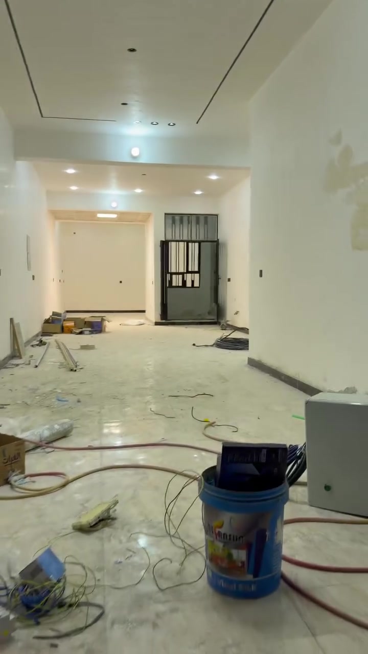 قاعه طابق كامل مساحه 100 متر منعزل كامل الخدمه هسه طالعين العماله من البناء جاهزه من كلشي وكامله الخدمات العنوان الثعالبه شارع الجامع العطاء مقابيل اسواق توم وجيري ***********
