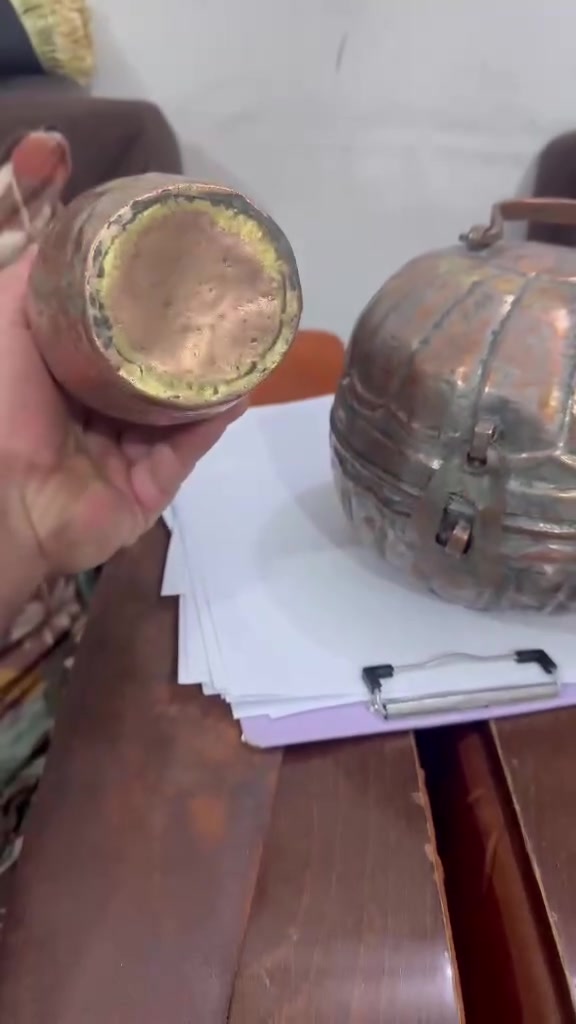 قطعتين  قديمة ورائعة دبة دهن حر حجم صغير قياس ٢٠ سم معى ركية حمام قياس ٢٥سم ارتفاع عرض ٢٥ سم *********** بغداد
