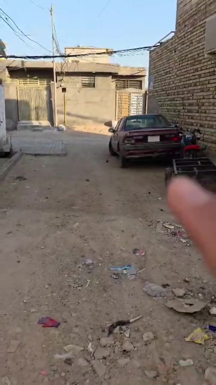 فرصة ممتازة للبيع | منزل  بموقع مميز
​المساحة: 65 متر مربع.
​الموقع: ركن على شارع المطار الجديد - فرع أسواق ريحانة.
​المواصفات:
​تصميم ممتاز يشمل: غرفتين، صالة، ومطبخ.
​بناء مرتفع وعالي عن مستوى الشارع.
​السعر: 19 مليون دينار (وقابل للتفاوض والمجال).
​للإستفسار والتواصل، يرجى الاتصال بنا ***********
