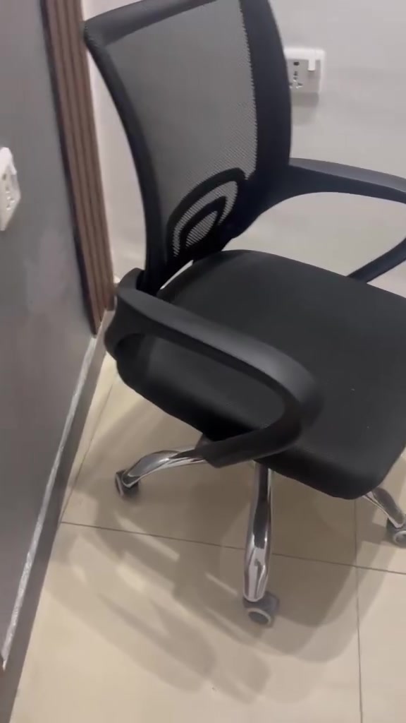 سلام عليكم ٣ كراسي للبيع الاسود كرسيين عله ٤٠ وبيهن مجال والرصاصي واحد ٥٠ وبي مجال جدد وتوصيل موجود ***********  تواصل واتس او مخابره
