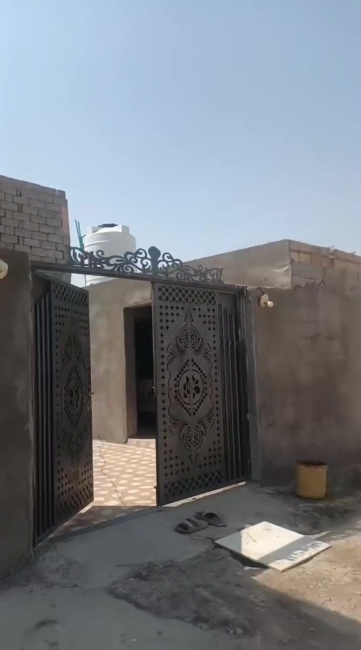 سلام عليكم بيت زراعي 200متر مربع بي غرفتين 5/4وصاله 9/4ومنور وحمام داخلي ومطبخ حار وبارد وديوانيه 7/4ومحل 6/4وصحيات خارجيات بنا جديد شغل كاله درجه أوله ماي وكهرباء بل باب مدرسه جديده قريبه ع بيت نزله تبليط المكان الناصريه الخميسات نزلت سيد محمد الغرابي السعر 38وبي مجال بصيط ملاحضه البيت ويا سبالت ثنين وتانكي وصخان ***********واتساب ***********
