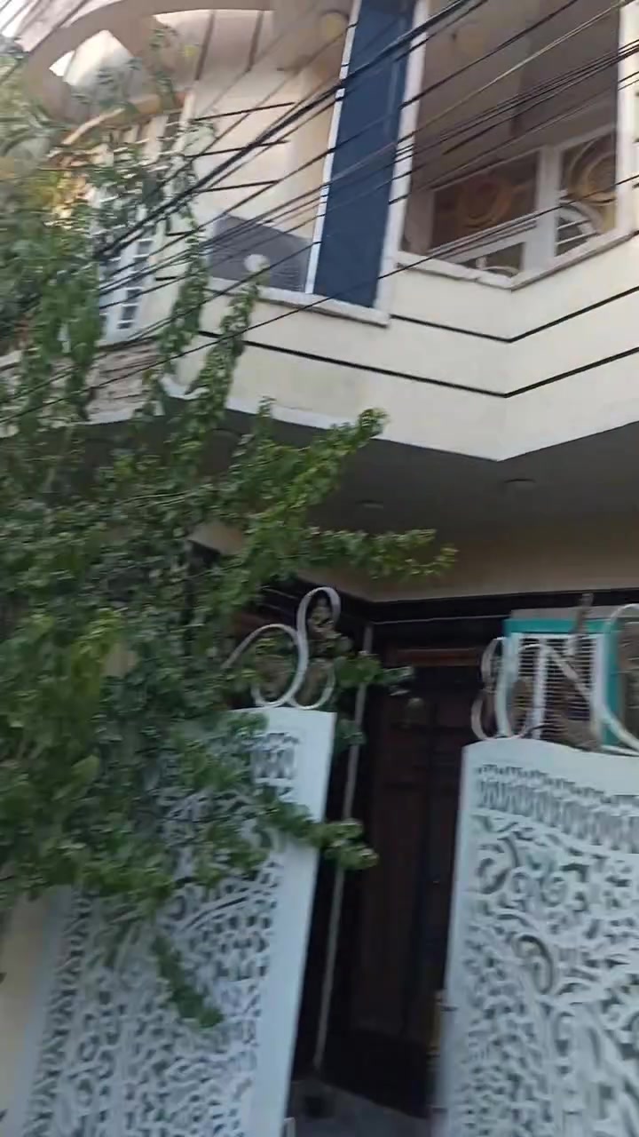 دار طابقين للبيع  بناء حديث طابو زراعي سند 25 مكاتبه ووكاله مساحه 100م الواجهه 7 م النزال 14.5م خارطة وديكور وتصميم وموقع درجة اولى يتكون من استقبال و 4غرف نوم و مطبخ و صاله وصحيات داخليه وخارجية وطابق ثاني وصاله طابق ثاني و بيوته الخدمات مدارس ابتدائي وثانوي وماء وكهرباء وتبليط وخط مولد وإنارة ومجاري بعقوبة 7نيسان خلف الكلية الاساسيه فرع اسواق ود الثالث السعر 140مليون وبي مجال للشراي تفاصيل اكثر داخل الفيديو للاستفسار خاص او ***********
