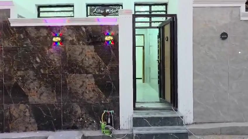 للبيع بيتين مساحة ١٠٠ متر واجه ١٠ ونزال ١٠ بناء ٥٠ طابق واحد كما موضح لكم في التصوير الشعله  منطقة الدوانم شارع بيت عنيد مراجعة شركة الجبل للمقاولات العامة بيع وشراء القطع الاراضي والبيوت في بغداد  للاستفسار ***********
