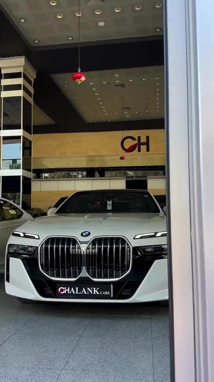 BMW 740i

السنة: 2025
الممشى: 33,000 ميل
الحالة: USA Clean
التجهيز: Full Option
الموقع: دهوك

المحرك ونظام الدفع:

* محرك 6 سلندر خطي 3.0 لتر TwinPower Turbo
* القوة: 375 حصان
* العزم: 540 نيوتن متر
* ناقل حركة أوتوماتيك 8 سرعات
* نظام دفع RWD
* تسارع 0–100 كم/س: حوالي 5.0 ثوانٍ

المواصفات:

* فئة 740i Full Option
* BMW Curved Display
* شاشة خلفية BMW Theatre Screen
* نظام صوت harman/ kardon
* مقاعد جلد فاخرة
* مقاعد أمامية كهربائية مع ذاكرة
* تدفئة وتبريد المقاعد
* مساج للمقاعد
* فتحة سقف بانوراما
* أبواب Soft Close
* دخول وتشغيل ذكي
* إضاءة داخلية Ambient Lighting
* كاميرات 360°
* حساسات أمامية وخلفية
* Head-Up Display
* نظام قيادة شبه ذاتي
* أنظمة أمان ومساعدة السائق
* مصابيح LED
* جنوط ألمنيوم
* ناظور ليلي

📞 ***********
شركة جلنك وليد صبري – دهوك

#Chalank_cars_duhok⁩

نص مكتوب في الصور:
- CHALANK.CARS