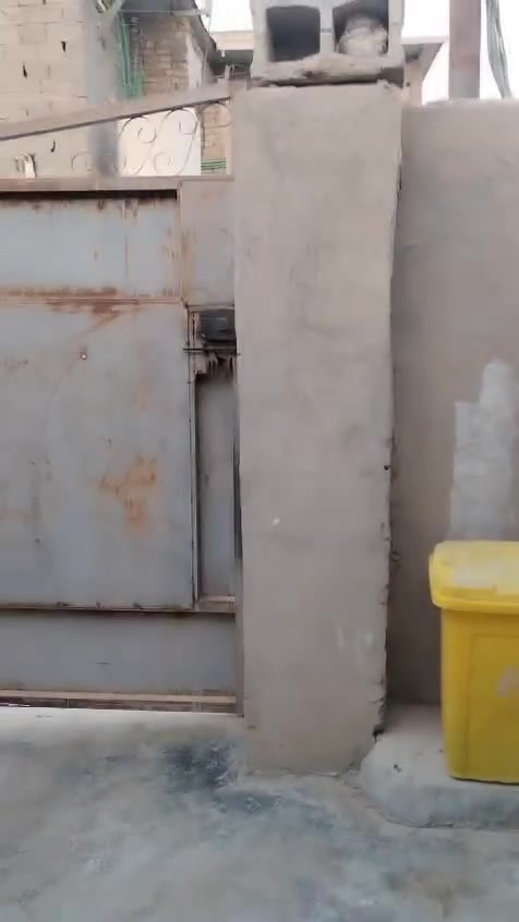 سلام عليكم عدي بيت للبيع بشارع الكهرباء مجمع سجاد قريب عله صيدليت شيرين مساحته 75 سعر 12 بيت مرتب ونضيف رقم ***********
