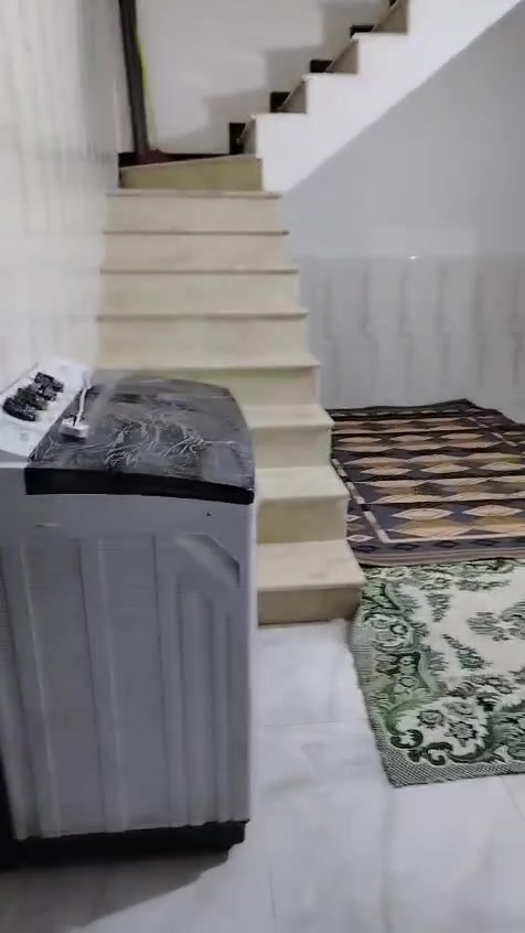 السلام عليكم شقة للإيجار المساحه ١١٠ متر موثثة فول طابق ثاني درج معزول الروضتين تصلح للطلاب إيجار شهري استفسار على *********** *********** وتساب فقط
