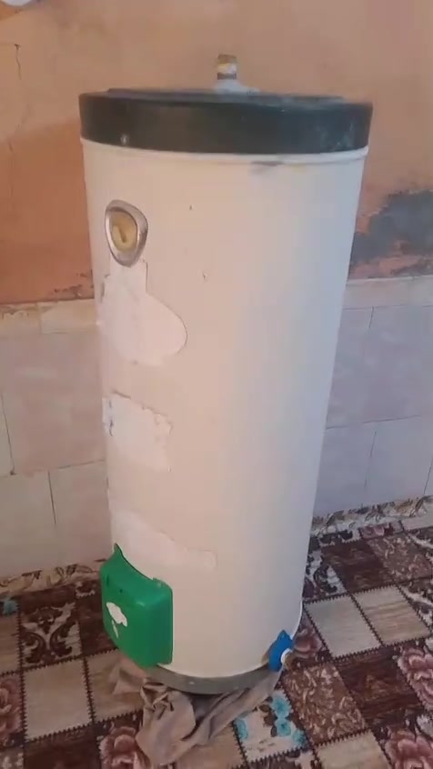 سلام عليكم 
كيزر للبيع شغال ونظيف وجاهز من كلشي بس تربط 
عنوان الفاو جنوبيه وهذه رقمي *********** 
سعره 60 الف وبيه مجال

