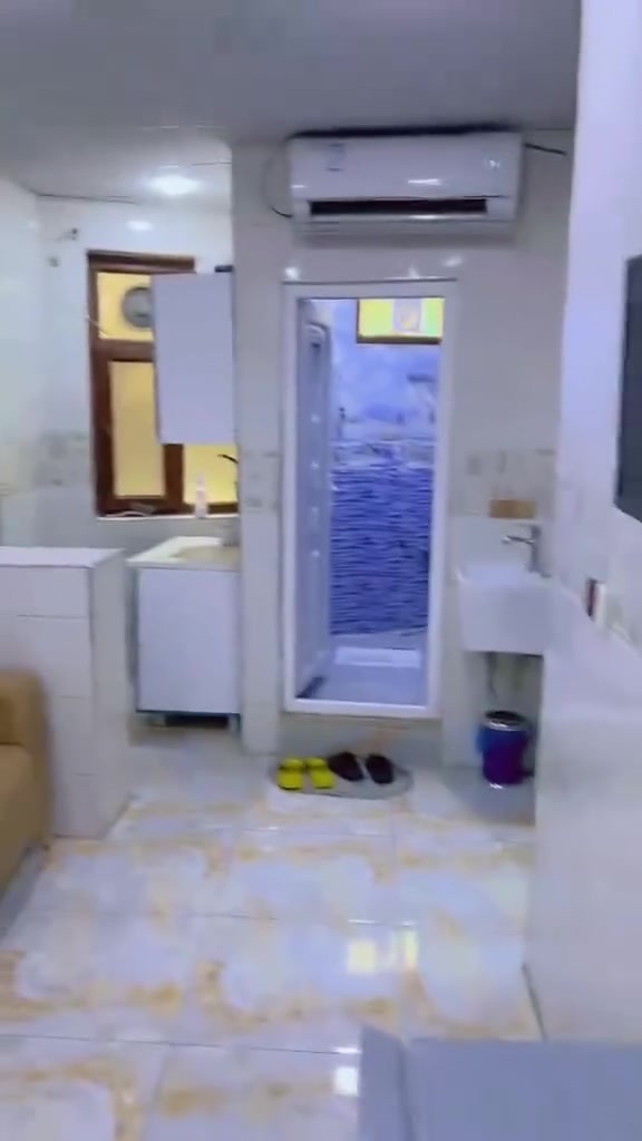 سلام عليكم متوفر شقق مؤثثه وجاهزه كهرباء 24ساعه وانترنت واسعار مناسبه قرب الحرمين واتساب  ***********
