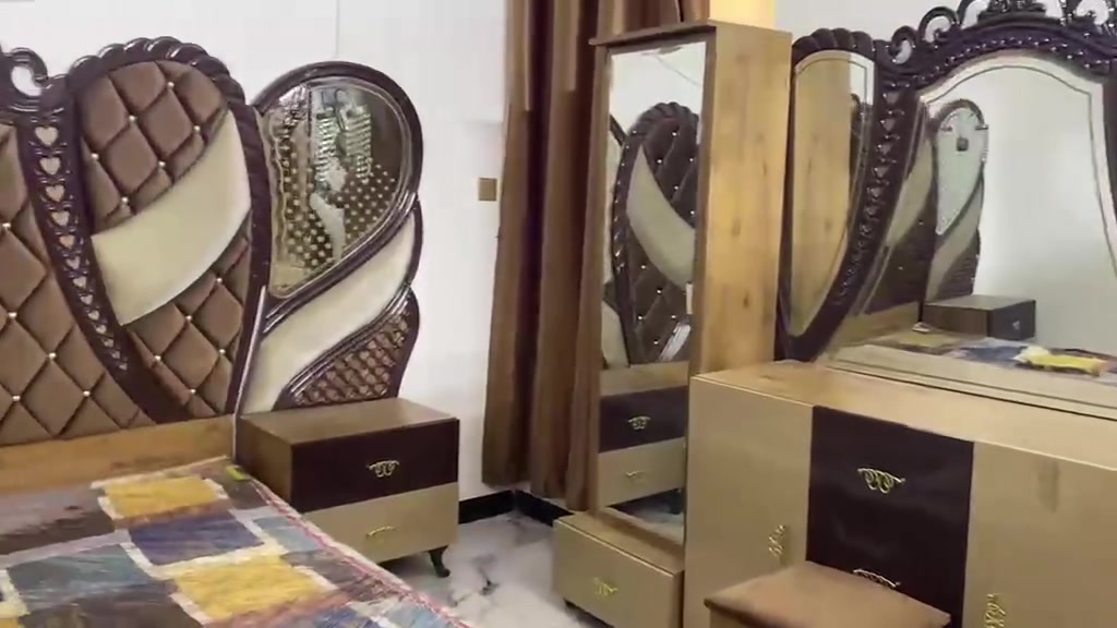 غرفة نوم 9قطع استخدام قليل وياها
دوشك جديد السعر 900. الف  بيهاه مجال قليل ***********@
