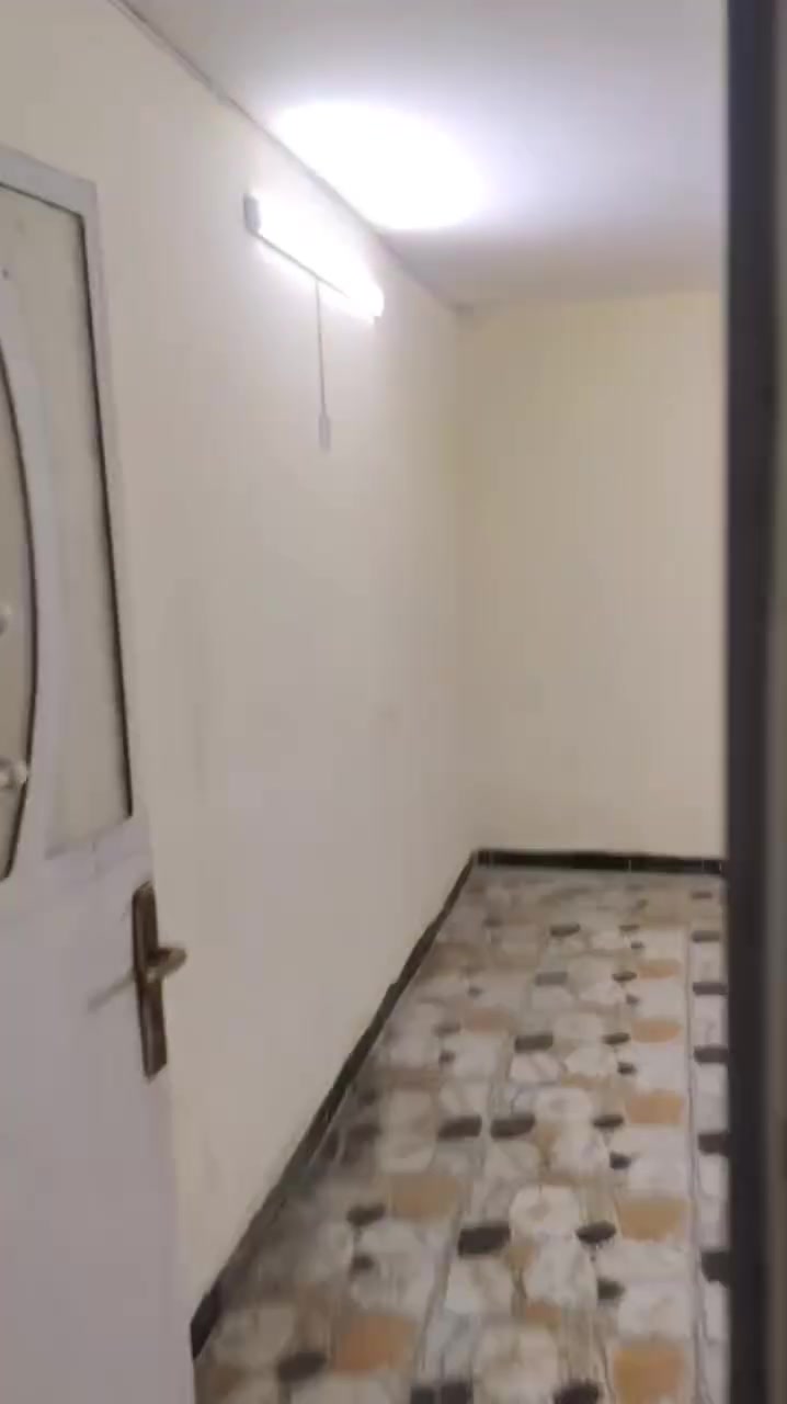 سلام عليكم بيت لايجار بدور ١٠٠ متر ايجار ٣٥٠ قفل مكتب المقاول *********** واتساب أو ماسنجر محمد احمد الزبيدي رجاءآ شوف لفديو اقتنعت تعال
