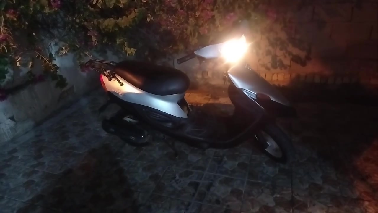 بيجي كامله نص هندر تشتغل مانقصه شي
ب٢٠٠ وبيه مجال ماعيزه شي السلف شغال
نقصهه باتري مناسبه بسعر بيسكل جنطه تقفل 
*********** اتصل واتساب موجود
