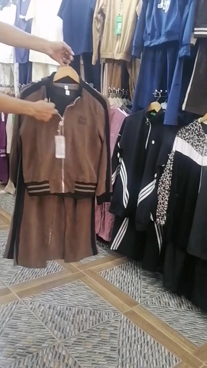 جملة فقط جملة فقط
🔥 طقم مخمل محزز
موديل 3 قطعة لون جوزي فقط🤎🤎 

القياس 🔚  L. XL. XXL 🎀
من وزن 50 لل80 بيلبس 
🎊. 🎀 🌹❤️
***********
 ***********
عنوان اربيل سوق شيخ الله 
#دهوك #هولير #زاخو #سليمانية

