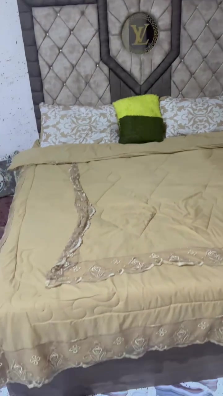 بسم الله 
غرفة نوم تركية 11 قطعه غرفه نضيفه وجاهزه وغراضها كامله بيها نقوصات شي بسيط غرفه نضيفة سعره 900 وهاذ رقمي للي يتواصل وياي هاذ رقمي متواجد فقط واتساب ***********
