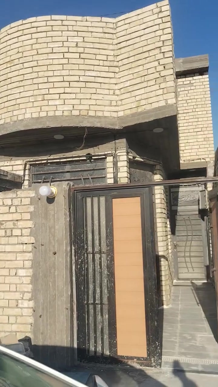 السلام عليكم بيت للبيع المساحه ١٠٠ متر طوريج الرجيبه مجمع حي العسكري كل الخدمات السعر ٥٠ وبي مجال ***********
