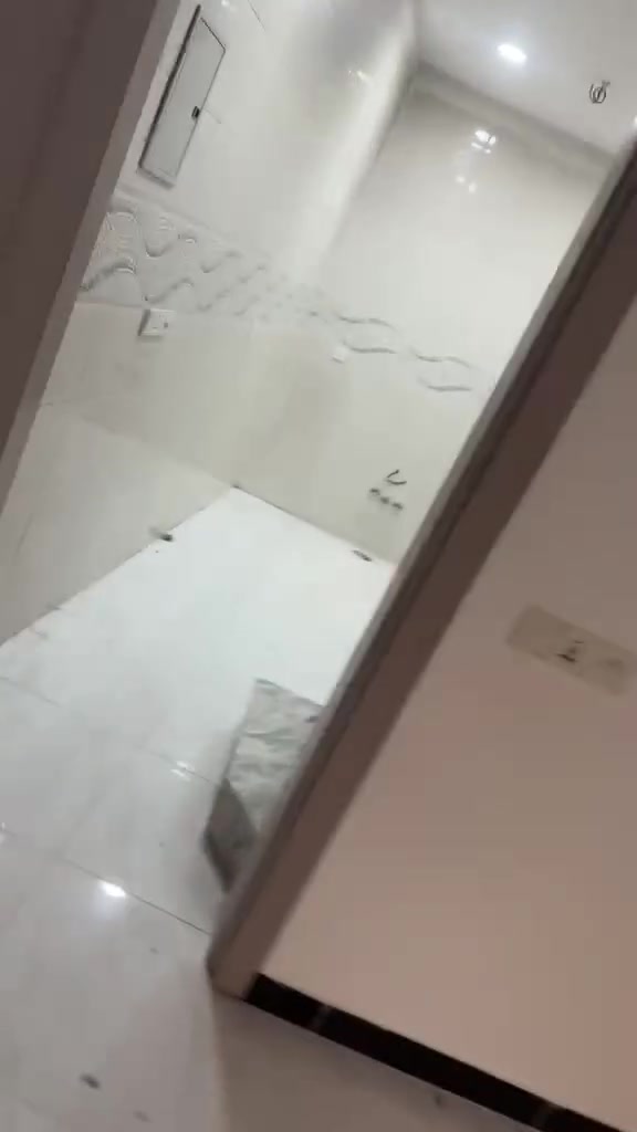 مشتمل للبيع المساحه ٤٠ الشعب خلف مطعم حجي عادل 

استقبال ومطبخ وخدمات وغرفتين نوم فوك جديد

مئجر ب ٤٥٠ حاليا تريده فارغ عادي السعر ١٤٠ وبي مجال 

معروض بمكتب عالم الامتياز الكناني***********
