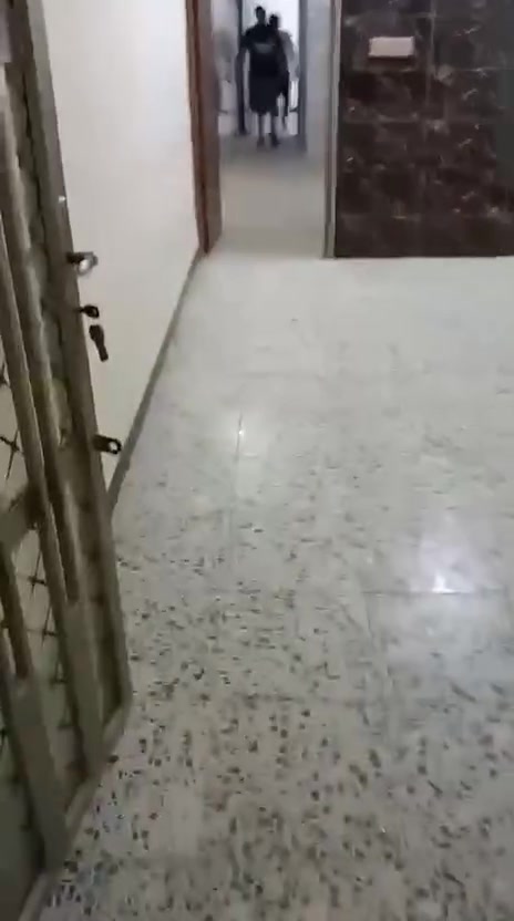 السلام عليكم 
بيت للأيجار للايجار مساحه75متر طابقين
يحتوي طرمه+استقبال+صاله+خدمات+غرفه نوم طابق الارضي و الطابق الثاني يحتوي على غرفتين نوم +خدمات+بيتونه+سطح
عنوان:الشعب حي اور قرب مصرف الرافدين
للاستفسار:***********
***********
مكتب الفهد للعقار مجاور ثانويه يافا للبنات
