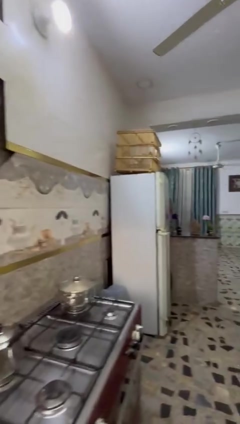 السلام عليكم الدار البيع المساحه ١٢٥م طابو صرف طابقين السعر 160 الرضي كامل مكون من غرفه نوم كبيره واستقبال ومطبخ وصاله وصحيات  اما الطابق الثاني بيه نقص ارضيه وكهربائيات وبياض  المكان الرئاسه شارع عشرين المربع لي مقابل صيدليه ابن البيطار اتصل علئ الرقم
***********
***********
