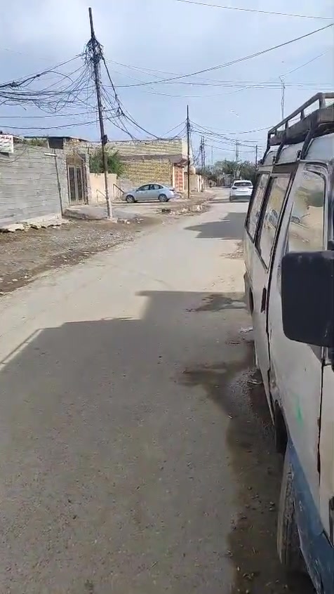السلام عليكم بيت ٢٠٠م على الشارع العام والشارع تبليط جديد ومجاري أيضا،  في منطقة الحميدية قرب مدرسة المزايا ، البيت يتكون من كراج واستقبال ٥×٧ وصحيات 
وغرفة ٥×٣
وصالة كبيرة ٥×٨
غرفة نوم ٥×٣
مطبخ كبير ٥×٥
هذا الطابق الأرضي
والطابق الثاني يتكون ثلاث غرف نوم وصالة ، البيت كله طابوق جديد وصب مسلح وكاشي وسيراميك جديد والخدمات متوفرة وكهرباء وماء متوفرات أيضا السعر ٧٥ وبي مجال قليل للأستفسار ***********
