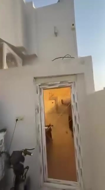 سلام عليكم 

البيع دار المساحه 200 متر 

يحتوي على طابق ونص 

3 غرق نوم + صحيات عدد2+منور عدد2 

استقبال كبير           صاله كبيره.        مطبخ كبير 

كراج يسع الى سياره   شارع 12  الدار حرف T

العنوان النجف الاشرف حي النداء مجمع بيتي 2 

السعر 130وبي مجال 

الاتصال ***********
