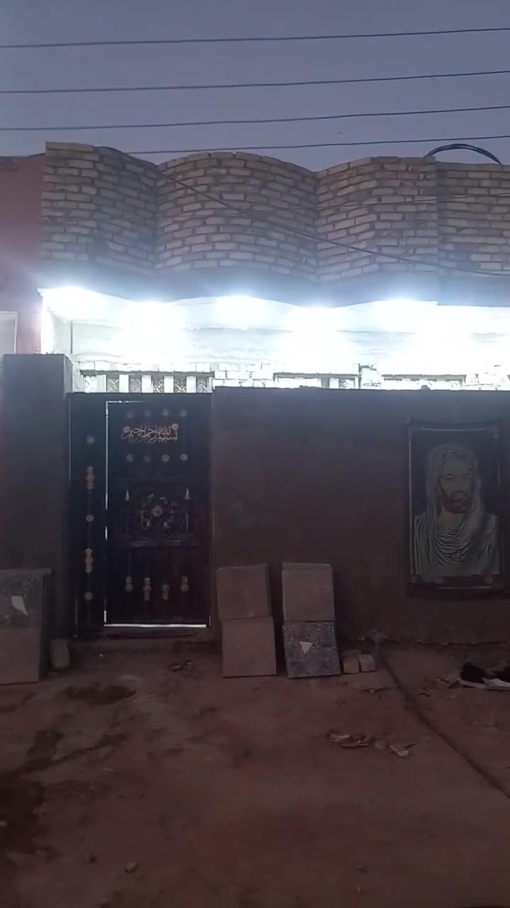 السلام عليكم دار للبيع المساحة105.م تفاصيل البيت موضحة بالتصوير السعر 45 وبي مجال
***********
