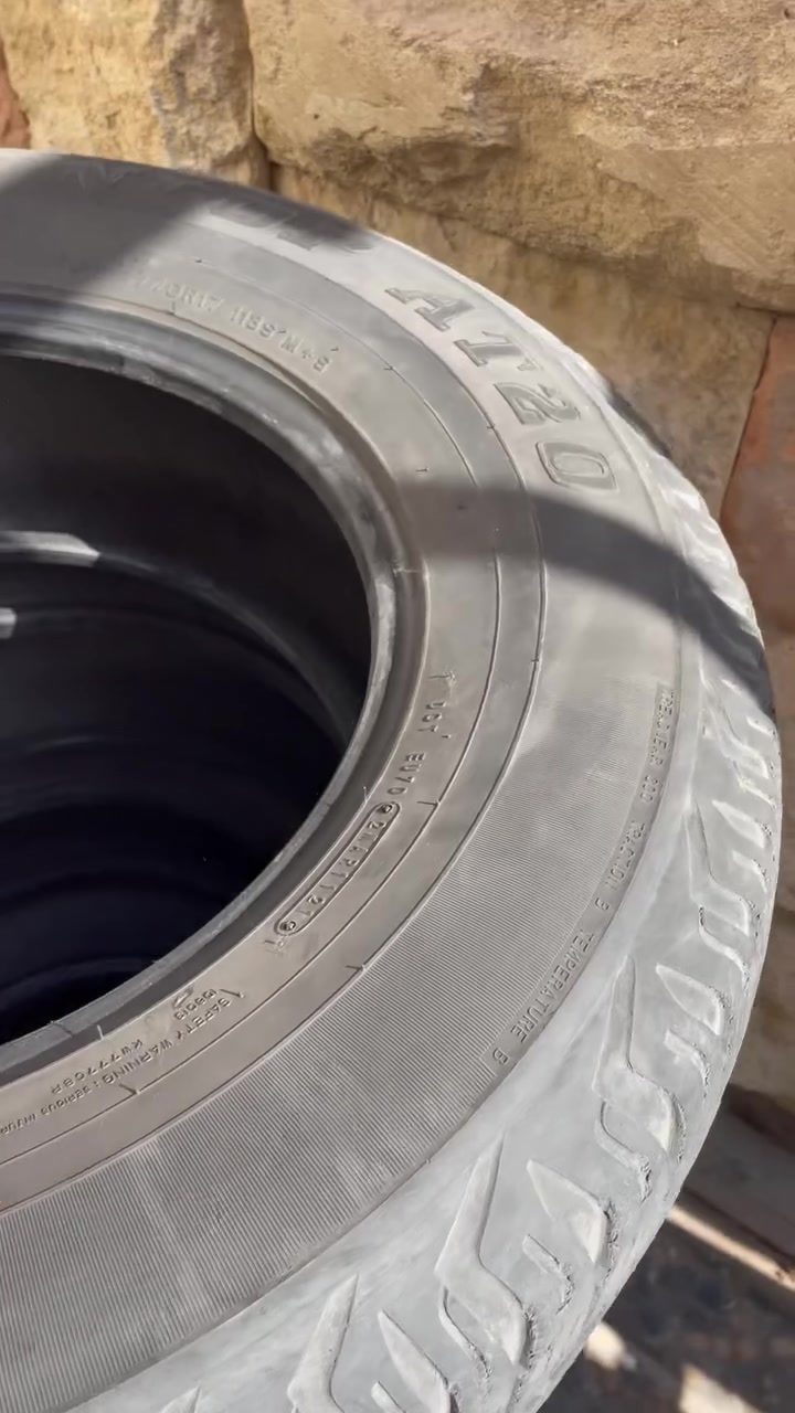 صباح الخير شباب
تايرات دنلوب 265/70/17 
بلاديات مال فورنر  
فاتحهن بيدي من سيارة
انتاج ٢٠٢١ 
لينات وطستهن فول نعومه 
خاليات من اي عيب شرعي 
لا سيم طاك ولا يابسات ولا اكو ركعه وحده بيهن
السعر //١٥٠ الف دينار والماعنده يجي ياخذهن بلاش
مكانهن بغداد العطيفية
***********
