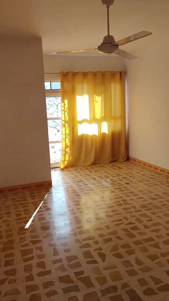 دار للبيع الكندي الأولى بين جامع الفردوس والشارع الحولي مساحة الدار 150م الواجهة 6م بناء 2014 محدث 2024 طابقيين يتكون كل طابق من غرفتيين مع استقبال الطابق الارضي 
سعر الدار 190مليون قابل للتفاوض للاستفسار الاتصال على الرقم.   ***********
