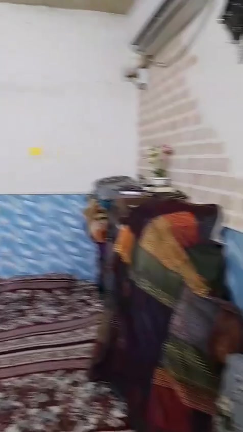 بيت للبيع طابقين المساحة 100 م طابو سند 25 تحويل مباشر بأسم صاحب البيت العنوان حي العباس الفرع الأول على الشارعين مباشرة على التبليط يحتوي على ثلاث غرف نوم و غرفة نوم مع سويت صحيات يعني العدد اربعة ومطبخ واستقبال مع ثلاث صحيات وحدة خارجية و أثنين داخلية وبيتونة وسطح كبير طبعاً مجاري كهرباء و مولدة و انترنيت ضوئي السعر 200 مليون وبيه مجال اي استفسار الاتصال *********** أو ***********  أنا مكلف بالنشر
