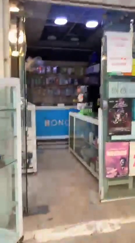 السلام عليكم محل موبايلات كامل للبيع المحل ركن  عنون المحل حي دوميز مقابيل ماكس شاورما للتواصل على رقم  ***********
