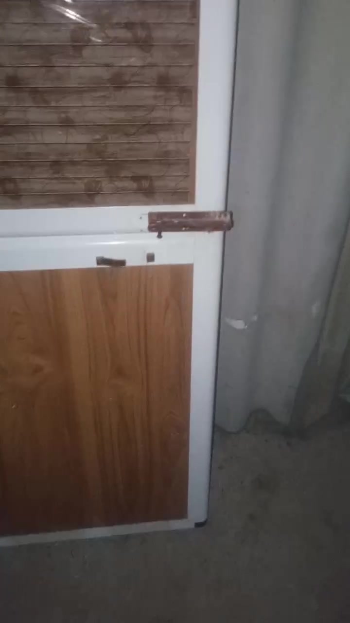 السلام عليكم باب كلش نضيفه مال تواليت للبيع ***********
