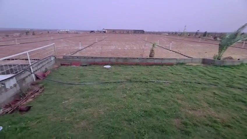 قطعه ارض 10دونم ع طريق الوس قرب التحدي كلها مدفونه  كهرباء وماء بيها اضافه الى بير جاهز  بس تشغل +مرشات ٤ خطوط +خزان ماء (١٣×٨).+ بيت جاهز كامل +غرفة حلال (٧×٤)+حقل دواجن (٣٠×٨)جاهز من كلشي مولدات كيه ثنين باقي التفاصيل..***********
