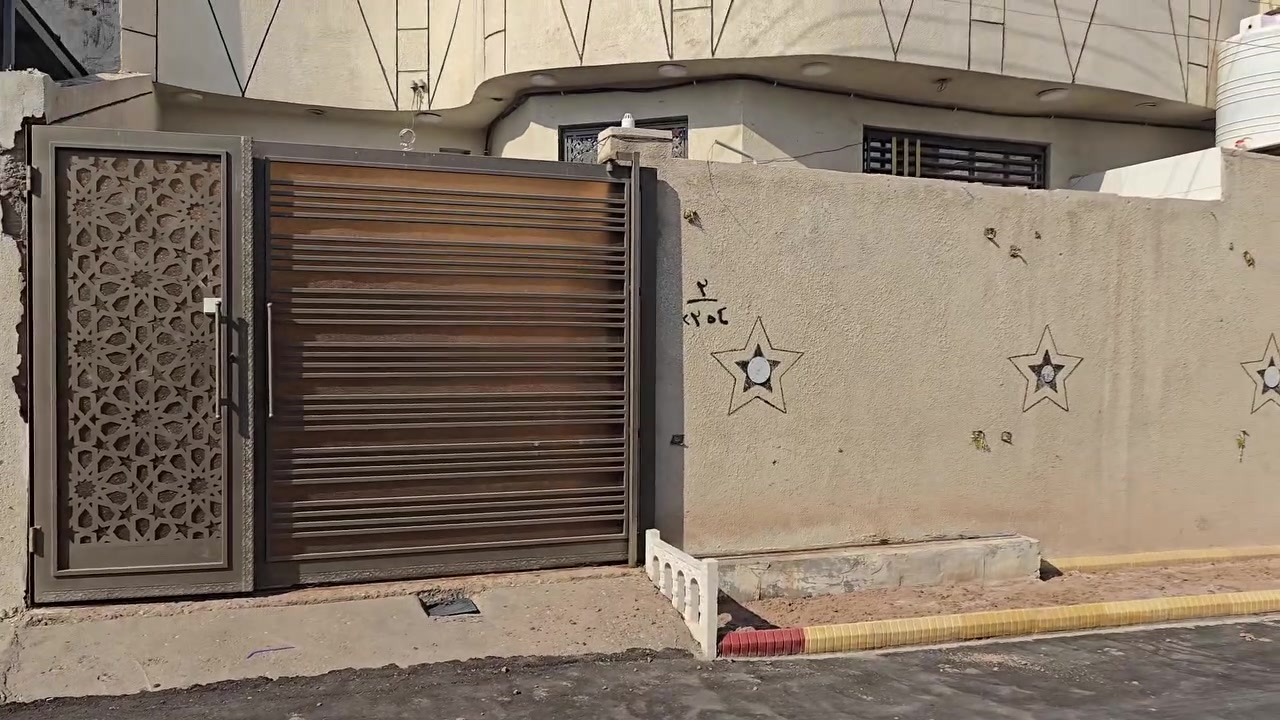 🏠 بيت للبيع 
📍 الموقع: نهر خوز – شارع الطريزاوية
📐 المساحة: 150 متر
📜 السند: طابو زراعي، سند 25 سهم، باسمي
🏡 البيت يتكون من: • غرفتين نوم، كل غرفة 5×4
• صالة
• مطبخ
• ديوانية
• حمامات داخلية وخارجية
• كراج يسع سيارة 🚗
• مجاري البيت مأسسه كامله على النهر حتى ماي المطر ميطلع على شارع 
• موقع ممتاز جداً، والجيران طيبين ومحترمين 🤝
💰 السعر: 95 مليون دينار قابل للتفاوض 
📱 للاستفسار والتواصل: [رقم الهاتف] ***********
⚠️ ملاحظة: البيع مباشر من المالك.

نص مكتوب في الصور:
- 10/4/2025 13:50
- 10/4/2025 13:49
- 10/4/2025 13:48