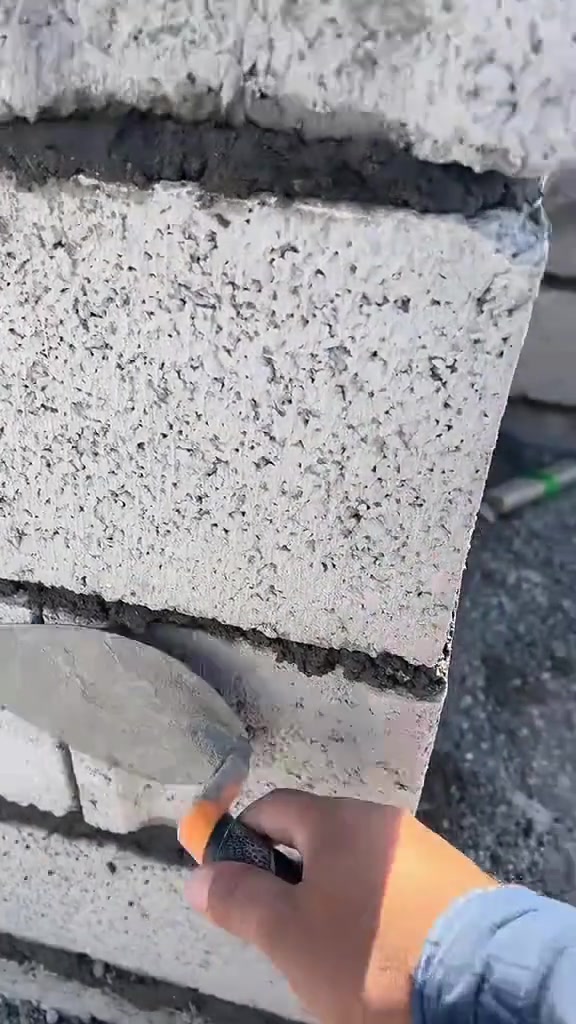 خلفه بناء بلوك 
***********
***********
​"البناء مو بس صف بلوك، البناء فن وهندسة. مستعدين لتسليم كافة الأعمال لأدق المهندسين وبمواصفات قياسية. كوادرنا مفتوحة العدد ونغطي أضخم المشاريع في صلاح الدين وبغداد. دقة بمواعيدنا.. ونظافة بشغلنا.
