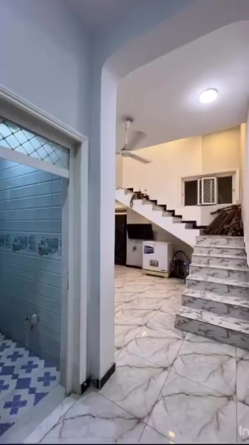 بيت للبيع مكانه السماوه  منطقه القشله  مساحته ١٠٠متر طابو صرف  البيت طابقين ونص
الطابق الاول
صاله براني  ومطبخ تهويات طارمه صحيات داخليه وخارجيه 
الطابق الثاني ٣غرف نوم َصاله   صحيات

الطابق الثالث غرفه وصاله
 بناء ٢٠٢٣ كونكريت مسلح الشراي يتفصل خاص
