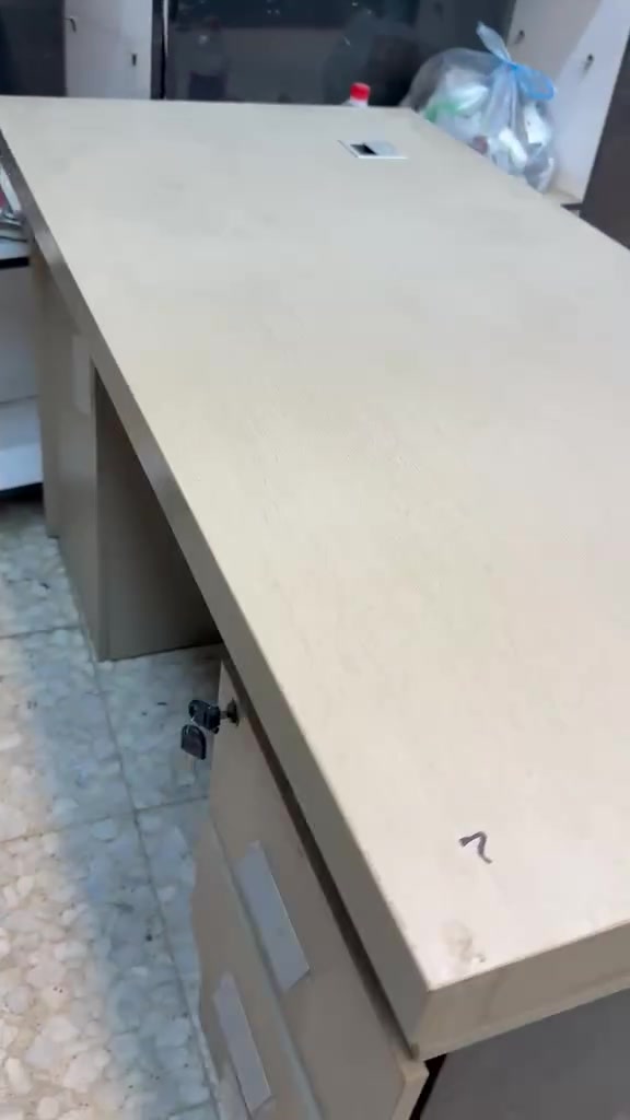 سلام عليكم ميز مكتبي للبيع قياس ١٢٠ سم 
مستعمل نظيف السعر 
البيجي ١٢٥ و الاسود ٧٥ الف بي مجال مكان بغداد الدورة 
***********

