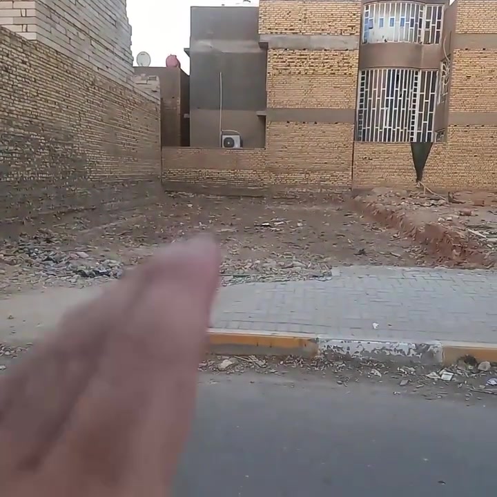 العرصه للبيع حي الفرات مساحه ٢٠٠ تباع نصف وكامله  تقع على شارع ١٥ متر الاستفسار ***********
