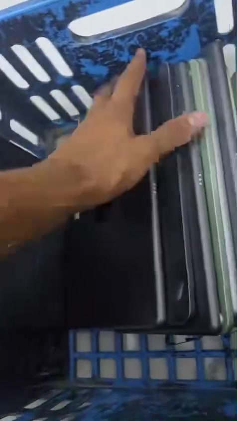 السلام عليكم ايبادات ايفون كله شغال بس شاشات يرادلهن اكو بيهن برو واكو اير ٢ واكو مني واكو ٦ واكو ٧ 18 قطعه رايدهن ب٣٠٠ مكاني بغداد دوره ***********بس واتساب بي
