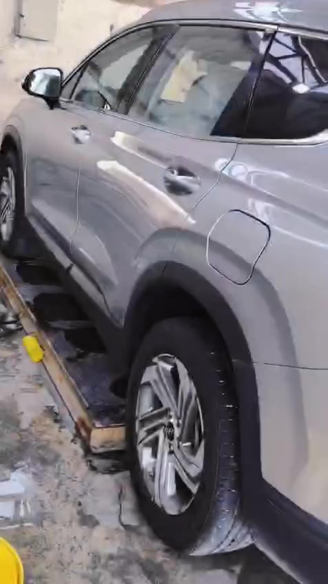 🔰 هيونداي سنتافي 2023

Hyundai Santa Fe 2023 
US Import | Gray

✨ فئة HTRAC AWD (دبل ذكي)

✨ لون رصاصي

🔘 رقم بغداد دولي جديد باسمي
🔘 السنوية نافذة لغاية سنة 2030

🛞 الممشى: 80,000 كم

🟠 المواصفات | Features

• HTRAC All-Wheel Drive (AWD) – دبل ذكي
• ⁠Smart Key & Push Start – تشغيل بصمة ودخول ذكي
• ⁠Remote Start – تشغيل عن بُعد
• Power Tailgate – باب خلفي كهربائي
• ⁠Blind Spot Assist – مراقبة النقطة العمياء
• ⁠Lane Keeping Assist – الحفاظ على المسار
• ⁠Forward Collision Assist – مانع التصادم الأمامي
• ⁠Adaptive Cruise Control – مثبت سرعة ذكي
• ⁠Rear Cross Traffic Alert – تنبيه حركة المرور الخلفية
• ⁠Front & Rear Parking Sensors – حساسات أمامية وخلفية
• ⁠Rear View Camera – كاميرا خلفية
• ⁠Apple CarPlay & Android Auto – دعم آبل كار بلاي وأندرويد أوتو
• ⁠Dual Zone Climate Control – تكييف أوتوماتيك مزدوج
• ⁠Electric Driver Seat – مقعد السائق كهربائي
• ⁠Multi Drive Modes – أوضاع قيادة متعددة
• ⁠LED Headlights – مصابيح LED
حجم المحرك 
2500
نوع المحرك
Jdi

🔵 الحالة

🔹 وارد أمريكي

💢 حادث جاملغ وبنيد فقط الباب والجنطه كلير من امريكا  مرفق تفاصيل بلصور 3 قطع كلير أمريكا بدون حادث

✅ السيارة جاهزة للاستخدام ولا تحتاج أي مصاريف

📍 مكان السيارة بغداد السعر 180ورقه بيه مجال بسيط 

الاستفسار 
***********
