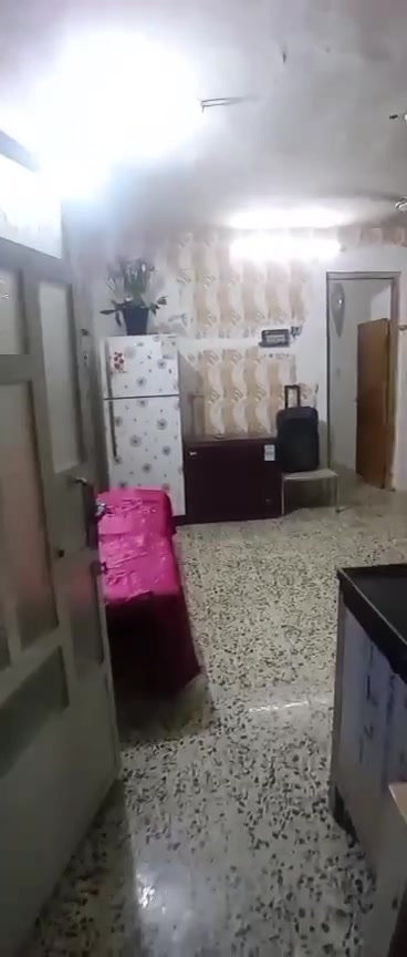 السلام عليكم
بيت للبيع مساحته 140 م ركن يتكون من غرفتين نوم واستقبال وصاله ومطبخ ومناور عدد 2 وتواليت وحمام داخلي وتواليت خارجية طرمه تدخل بيهه سياره خدمات  ماء كهرباء خط سحب وخط انترنيت ومخزن لأغراض الزايده التصال *********** سعره مناسب
