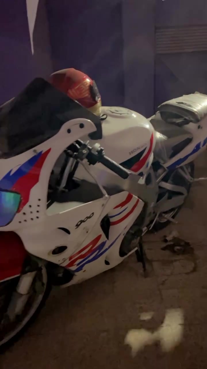 السلام عليكم
CBR 919
دراجه نضيفه وخير من الله نضافه كدامكم
مكينه شرط ما مفتوحه جيب فيتر وافحص 
دراجه عوزها باتري فقط وترتيبات خارجيه 

السعر مليون و400 وبيها مجال بسيط 
مكاني موصل الرشيديه 
واتساب فقط ***********
