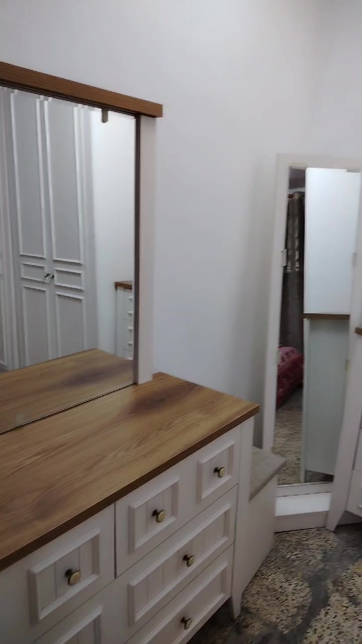السلام عليكم 
عندي غراض بيت ابيعهن نظيفات 
غرفه نوم +سبلت +مجمده +كاونتر +غساله
+شاشه بلازما
مع مكيف بس عاطل وثلاجه مخلصه غاز 
***********واتساب