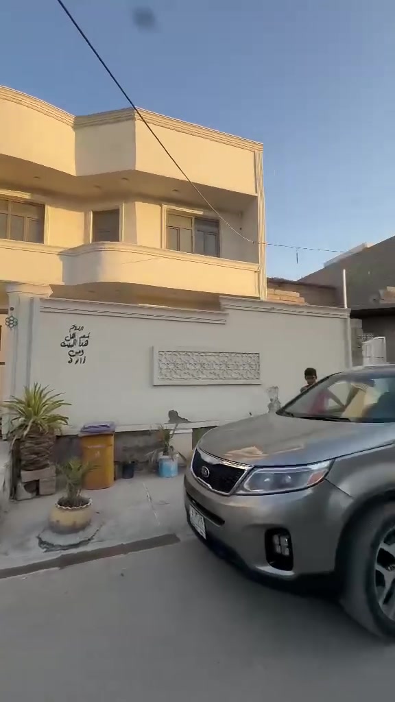 السلام عليكم منزل للبيع الموقع بعقوبة التحرير الحولي بالجزء اول 
يبعد ع شارع الحولي محمد ليلة ٥ بيت ع شارع المساحة ٢٠٠ متر 
طابو زراعي ٢٥
منزل مفول مواصفات 
الاستفسارات ع رقم ***********
