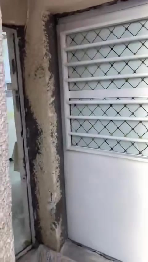 مشتمل مساحة 67 متر 
وجه ٦٫٧٥ متر 
نزال ١٠ متر 
بناء قديم ولكن معمر كله جديد بياض سيراميك 
يحتوي على 
الطابق الأرضي
 استقبال 
ومطبخ حار 
ومطبخ بارد 
وغرفة نوم 
الطابق الأول يحتوي على 
٢ غرفة نوم 
حمام 
السطح يحتوي على مخزن كبير 
العنوان بغداد الجديدة قرب ساحة صالح أو حسينية الجليزي 
السعر ١٧٥ مليون قابل للتفاوض 
للاستفسار الاتصال على 
***********
