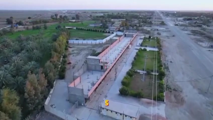 🔥 فرصة استثمارية نادرة للبيع في واسط – الصويرة 🔥

📍 موقع مميز جداً قرب محطة علاء

إذا كنت تبحث عن عقار يجمع بين الاستثمار والموقع والمساحة والخدمات، فهذه الفرصة تستحق الاهتمام 👌

🏡 تفاصيل العقار: 🔹 المساحة: 5 دونم
🔹 الملكية: طابو زراعي – سند 25
🔹 واجهة الأرض 150 متر
🔹 يحتوي العقار على 33 محل
🔹 دارَي استراحة داخل العقار 🏡🏡
🔹 الأرض مسيّجة بالكامل
🔹 كهرباء ⚡
🔹 ماء إسالة 💧
🔹 موقع مميز وقابل للاستفادة منه استثمارياً وتجارياً وزراعياً

💰 فرصة قوية للمستثمرين وأصحاب المشاريع، وعقار بمواصفات نادرة يصعب توفرها بهذا الموقع والمساحة.

📞 للتفاصيل أكثر ومعرفة السعر:
👇 اضغط رقم 1️⃣
وسيتم الرد عليك مباشرةً من مكتبنا.

⭐ الموقع المميز + الواجهة الكبيرة + 33 محل = فرصة استثمارية حقيقية ⭐***********
