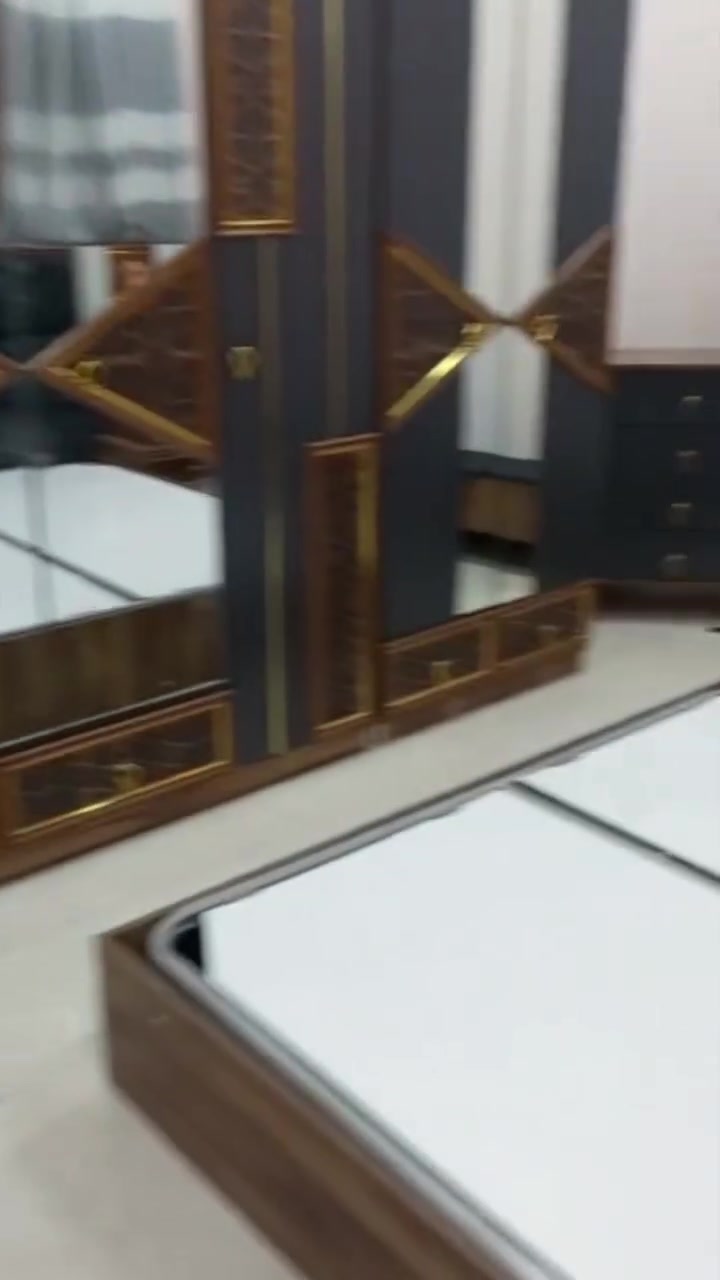 السلام عليكم  غرفه اخشاب تركي درجه اوله للبيع ستخدام قليل عشر قطع نضيفه كلش بدون اي كسر المكان الديوانيه الاسكان الاتصال ***********
