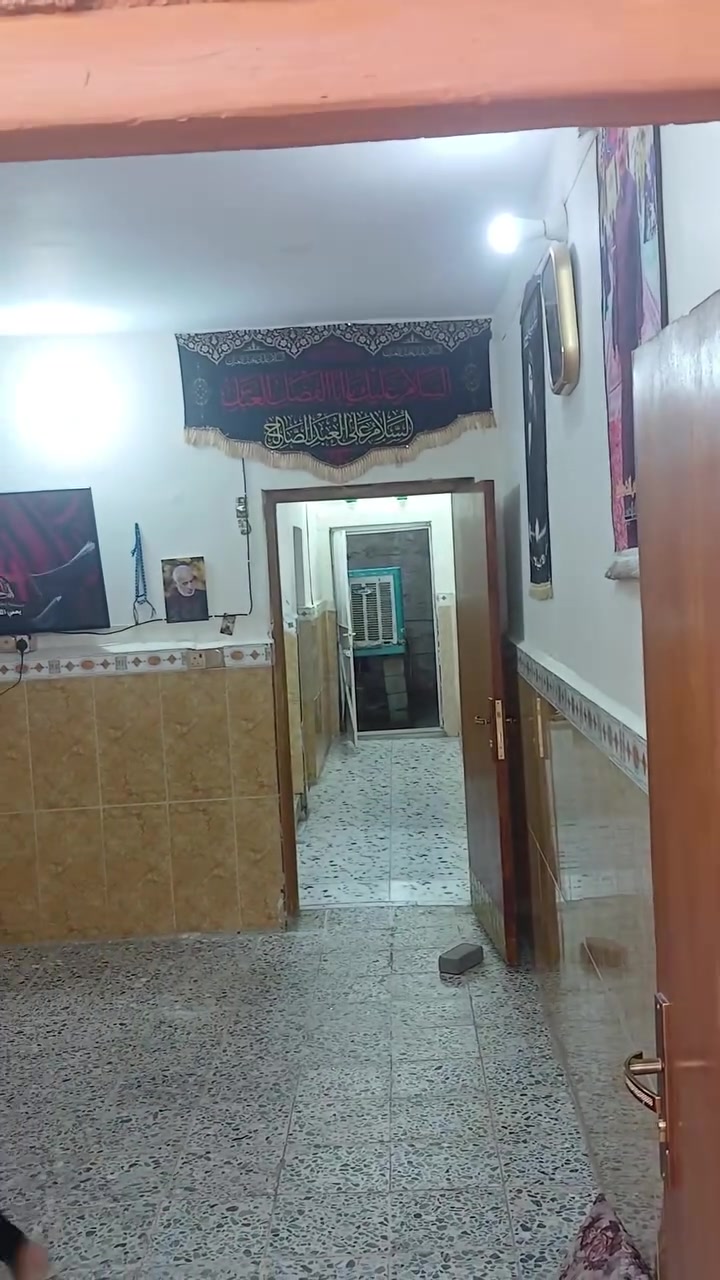 السلام عليكم
الدار للبيع 
المساحه / ٢٥٠ م 
الواجه / ١٠ م  
النزال / ٢٥ م 
الموقع حي السفير 
قرب سكله قاسم الكناني 
الاستفسار  هاتف  ***********
