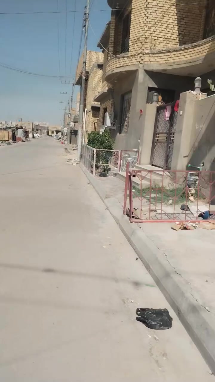 سلام عليكم عدي بيت البيع حي الفداء شارع مدارس ركن شارع وجهيه على ساحه مساحه ميه 100 حر بسمي رقم هاتف *********** سعر 140 بي مجال
