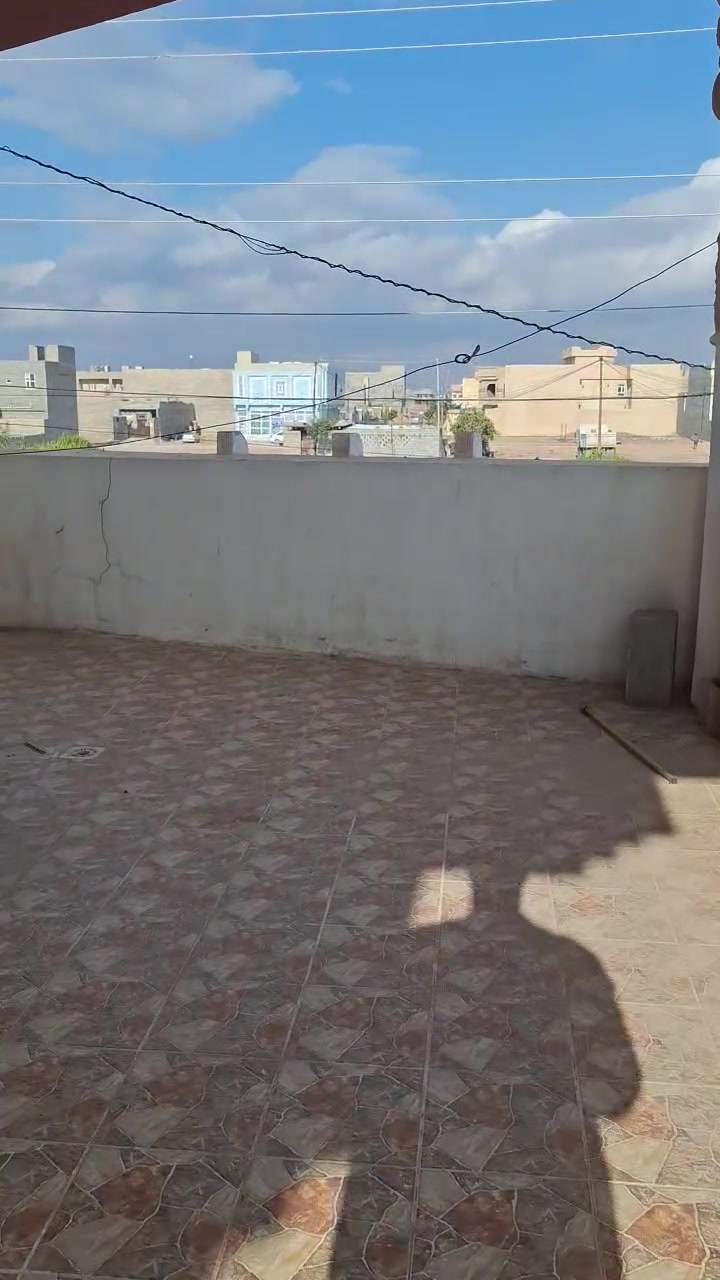 🏡بيت طابق ثاني للأيجار مكون من ...
غرفتين2+ ⚡️
مطبخ+⚡️
 صاله+ ⚡️
استقبال+⚡️
حمام.+⚡️
. البيت نضيف كلش مثل مموضح بالفديو ..المكان الديوم المربع الذهبي قرب جامع الحق المبين(سعر الايجار 250,000فقل) للأستفسار***********
