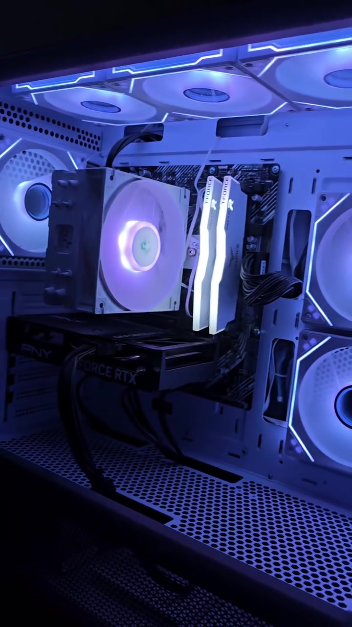 تجميعه اخت جديده 
 * كرت الشاشة (GPU): PNY NVIDIA GeForce RTX 4060 بحجم ذاكرة 8GB
معالج رايزن5  5500
 * اللوحة الأم (Motherboard): ASUS Prime B450M-A II
 * وحدة التخزين (SSD m.2): Lexar NM620 M.2 NVMe SSD بسعة 1TB وسرعة قراءة تصل إلى 3500 MB/s
 * الرامات (RAM): TeamGroup T-Force RGB (16. 8×2) لون ابيض 
 * بور سبلاي(650): Xigmatek ASGARD M مع اعتمادية 80 PLUS Bronze
 * الكيس والمبرد: كيس أبيض عصري بتصميم واجهة زجاجية جانبية وأمامية (Aquarium Design) مجهز بـ 6 مروحة ARGB ومبرد هوائي AG400 ابيض
مع مكتبه عملاقه من العاب اوفلاين 
سعره مليون و ٧٥ وبيه مجاال بسيط
لاستفسار *********** مكاني سماوه
