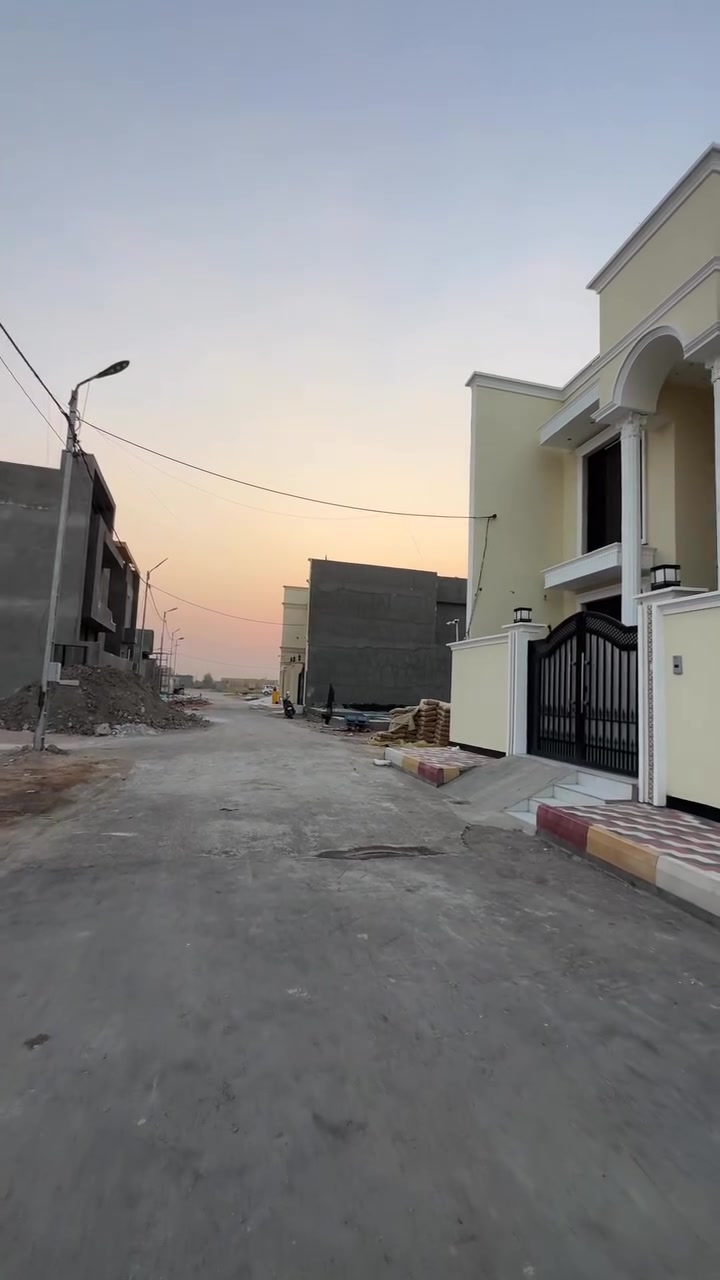 🏡 قطعة أرض للبيع - فرصة استثمار وسكن 🔥
📐 المساحة: 150 م²

📏 الواجهة: 10 م

🚪 عدد المداخل: مدخلين ⭐

📜 نوع الطابو: طابو زراعي سنة 2025 - تحويل مباشر ✅

📍 الموقع المميز:

📌 قرب أنوار لتعليم السياقة 🚗

🏭 بجانب معمل كونكريت

🛣️ على الشارع الرابط بين بزل حجي علي وشارع 100 (شارع المية)

✨ موقع حيوي وقريب من الخدمات والمناطق السكنية

⚡️ الخدمات:

💧 شبكة ماء

🔌 شبكة كهرباء

🚿 صرف صحي / مجاري

🛤️ شوارع مخدومة ومبلطة + إنارة

💰 تصلح لـ: سكن 🏠 + استثمار 📈 (فلل وبيوت - مشاريع تجارية)

📞 للاستفسار أكثر: راجع الأرقام المثبتة

0770166501 | ***********4

📍 مكتبنا: الحلة - حي الحسين - قرب حلويات لبنان
